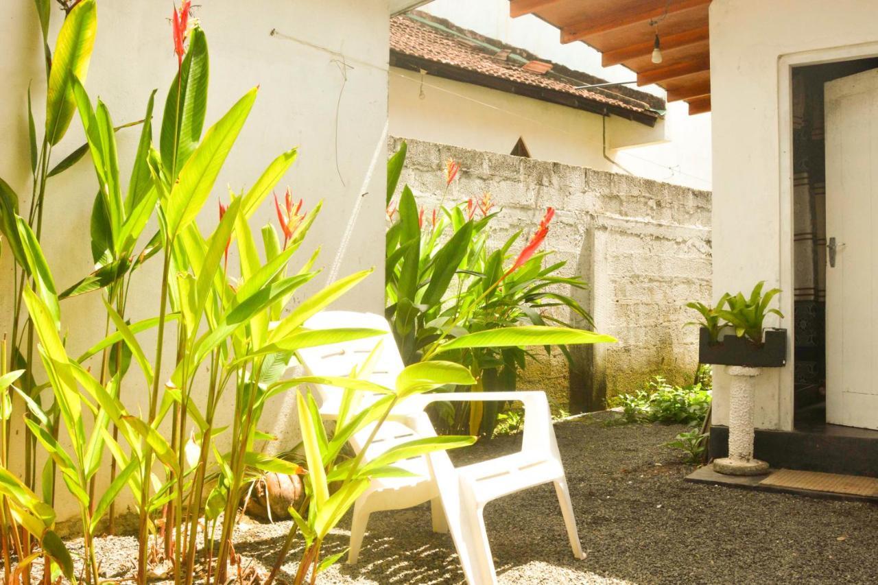 The Breeze Mirissa Bed & Breakfast ภายนอก รูปภาพ