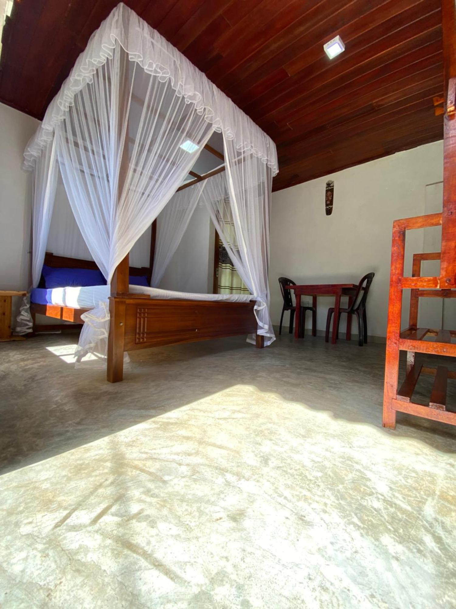The Breeze Mirissa Bed & Breakfast ภายนอก รูปภาพ