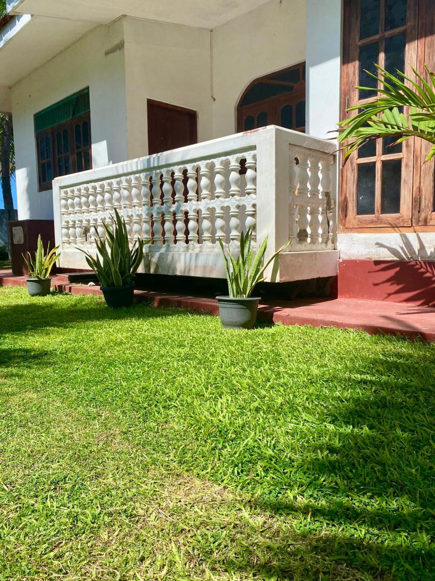 The Breeze Mirissa Bed & Breakfast ภายนอก รูปภาพ