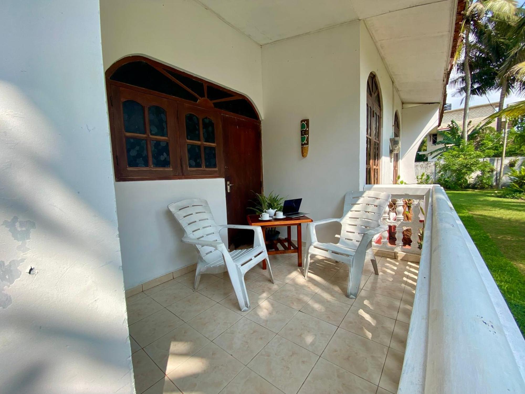 The Breeze Mirissa Bed & Breakfast ภายนอก รูปภาพ