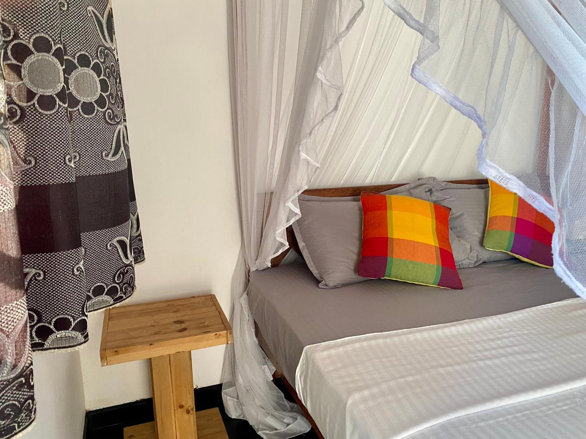 The Breeze Mirissa Bed & Breakfast ภายนอก รูปภาพ
