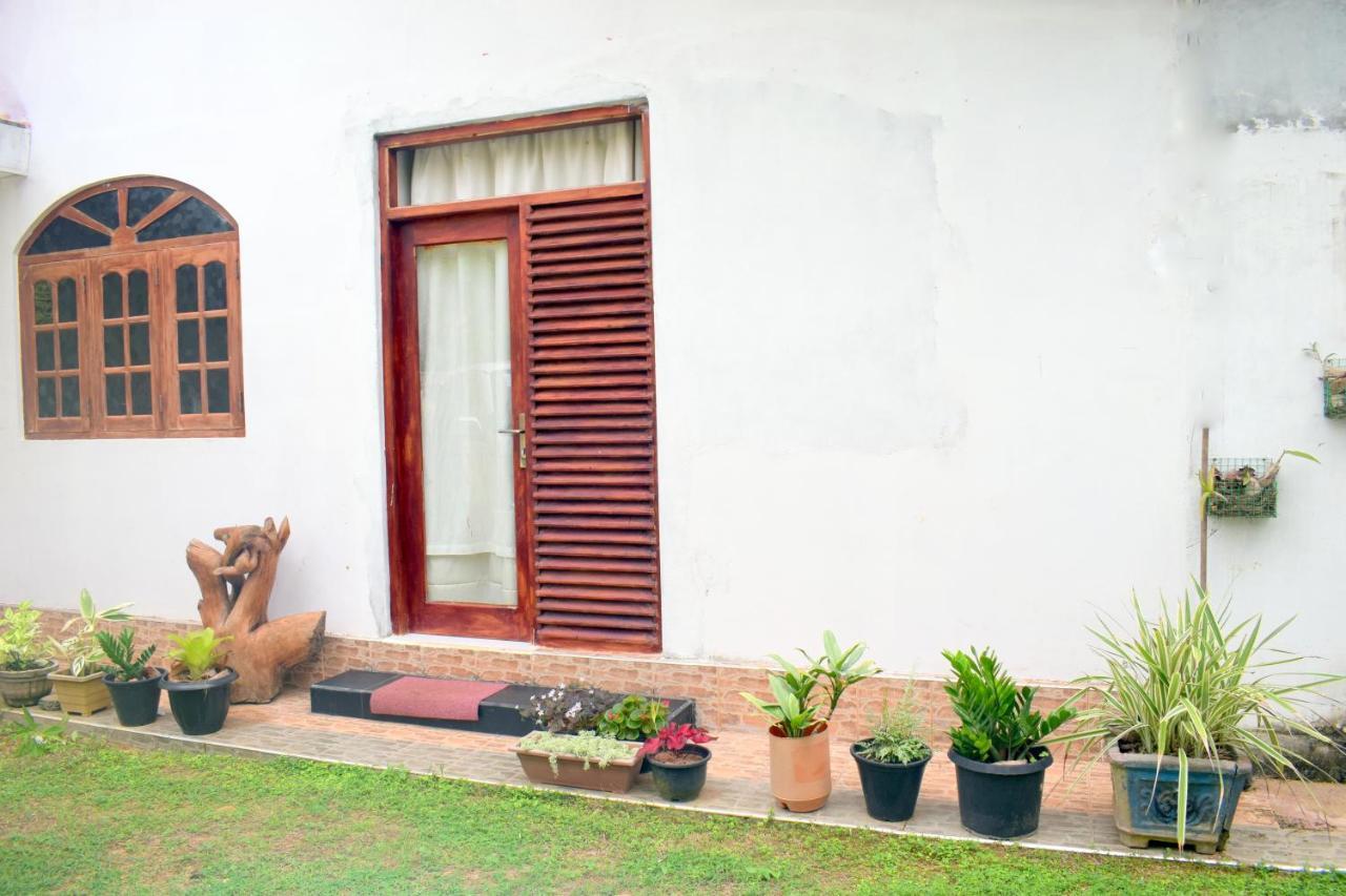 The Breeze Mirissa Bed & Breakfast ภายนอก รูปภาพ